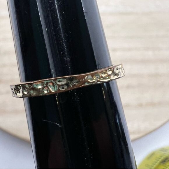 Rhinestone studded arrow gold tone band ring - size 6 - Picture 5 of 5